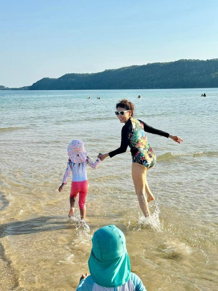 Mẹ Hồ Ngọc Hà U70 vẫn tự tin diện áo tắm, body khỏe khắn khiến nhiều người ngưỡng mộ-1