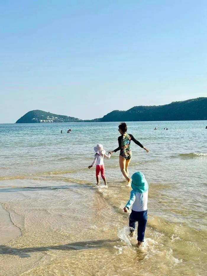 Mẹ Hồ Ngọc Hà U70 vẫn tự tin diện áo tắm, body khỏe khắn khiến nhiều người ngưỡng mộ-2