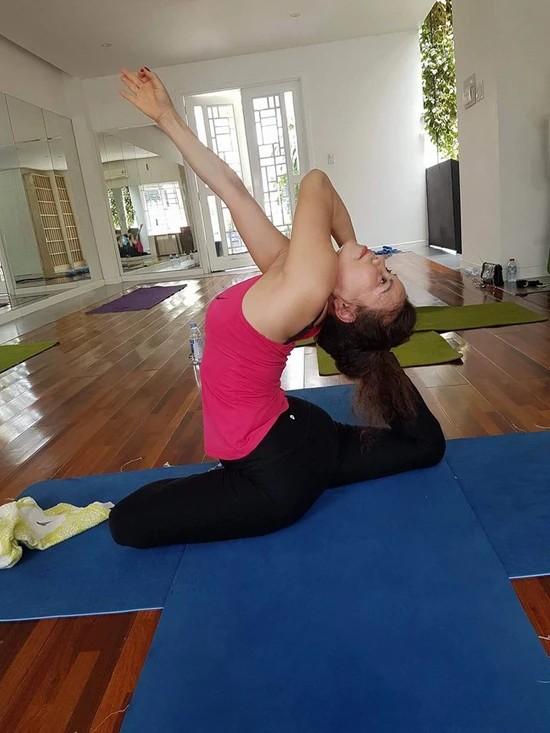 Mẹ Hồ Ngọc Hà U70 vẫn tự tin diện áo tắm, body khỏe khắn khiến nhiều người ngưỡng mộ-5