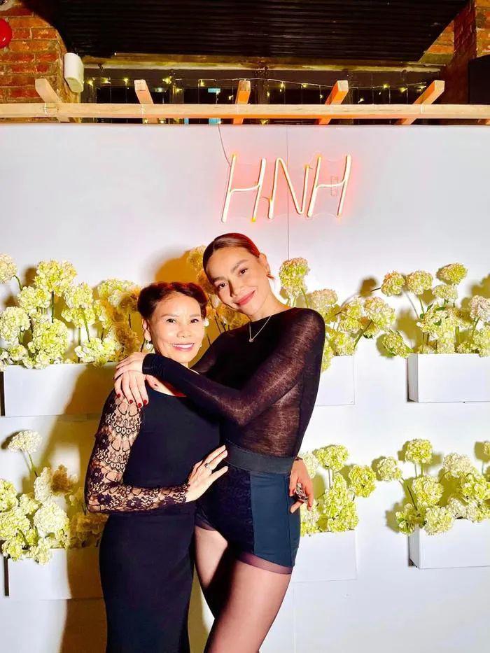 Mẹ Hồ Ngọc Hà U70 vẫn tự tin diện áo tắm, body khỏe khắn khiến nhiều người ngưỡng mộ-9