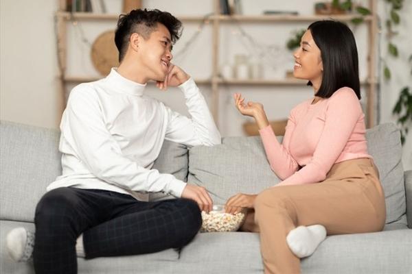 Vì chồng nhắn nhầm vào điện thoại, tôi mới biết anh có rất nhiều tiền-1