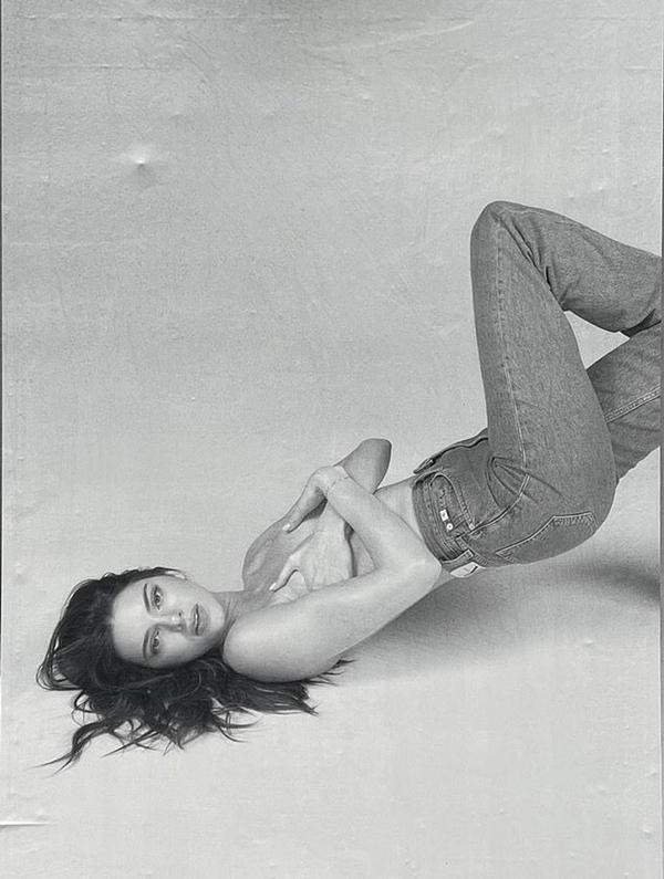 Ảnh quảng cáo của ca sĩ FKA Twigs bất ngờ phải chịu lệnh cấm vì 2 cuộc gọi-2