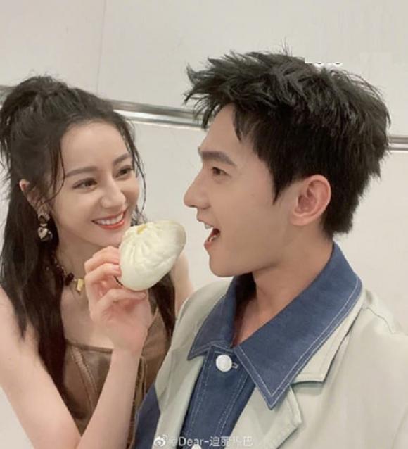 Dương Dương và Địch Lệ Nhiệt Ba lộ ảnh đăng ký kết hôn, thực hư thế nào?-5