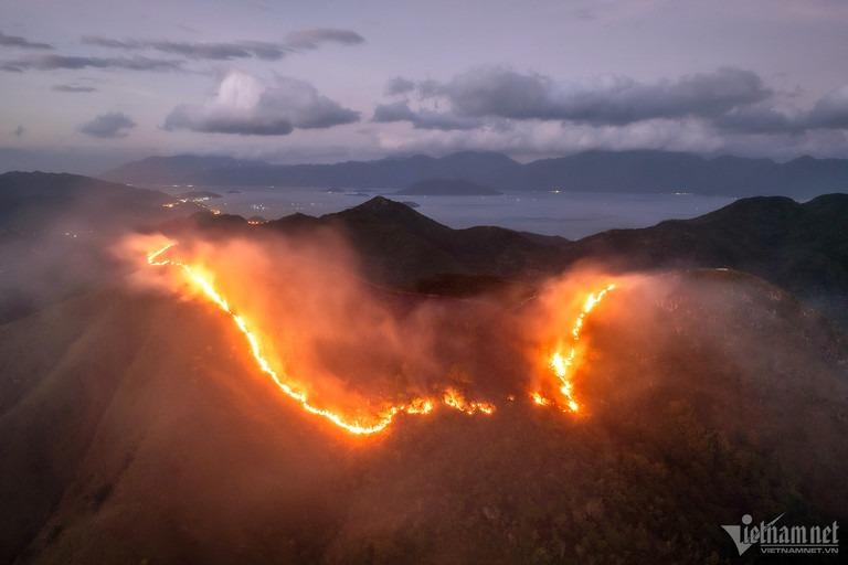Cháy lớn trên núi Cô Tiên ở Nha Trang, hàng chục người tháo chạy-1