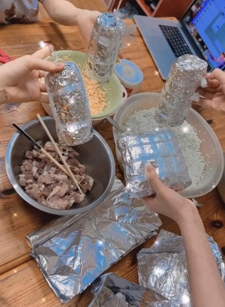Trend gói bánh chưng bằng giấy bạc của người Việt xa xứ gây sốt mạng-1