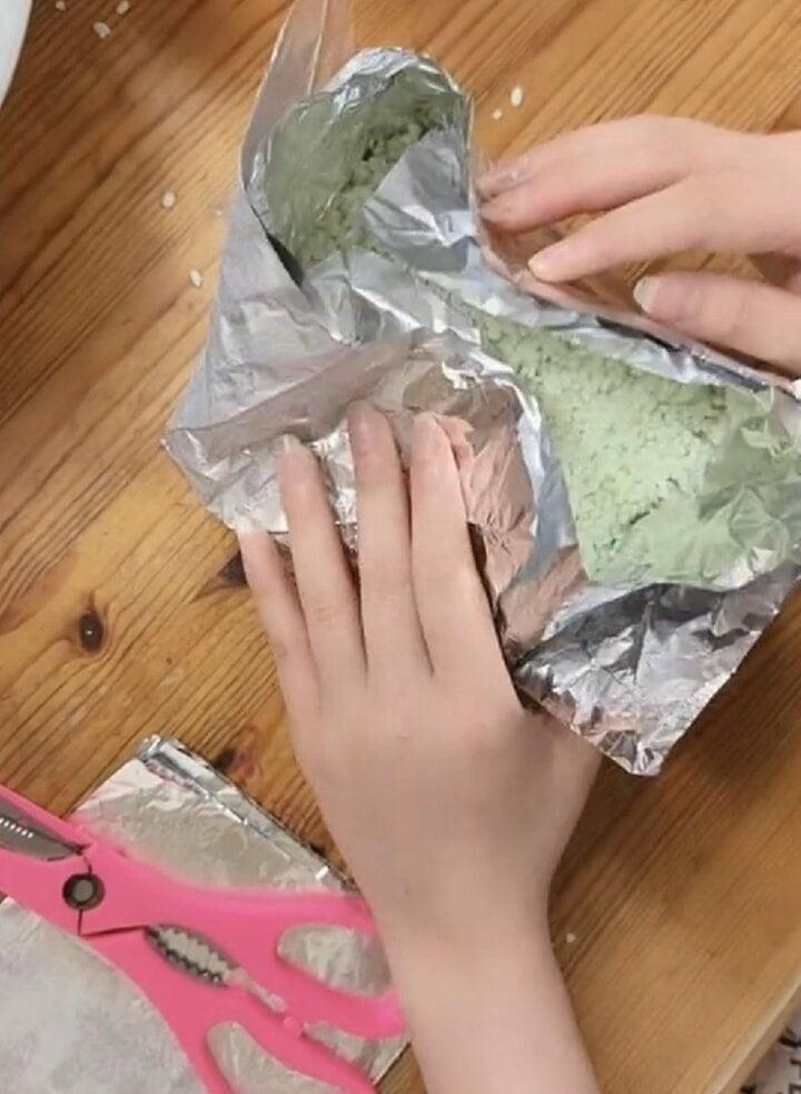 Trend gói bánh chưng bằng giấy bạc của người Việt xa xứ gây sốt mạng-2