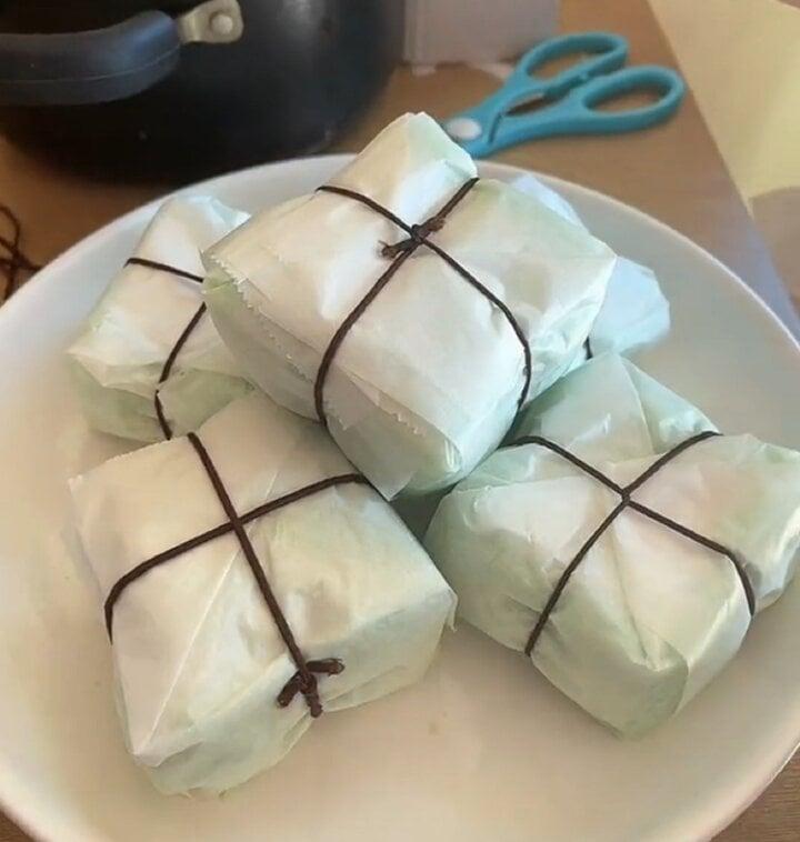 Trend gói bánh chưng bằng giấy bạc của người Việt xa xứ gây sốt mạng-4