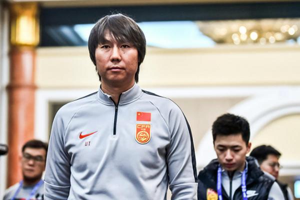 5 cầu thủ Việt có chuyện tình chị em với bạn gái xinh đẹp-11