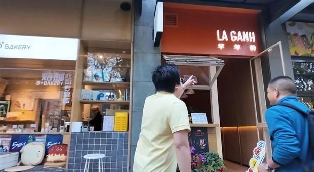 Khoa Pug gây bất ngờ khi dẫn bạn tới rì-viu quán phở của Chi Pu tại Thượng Hải-1