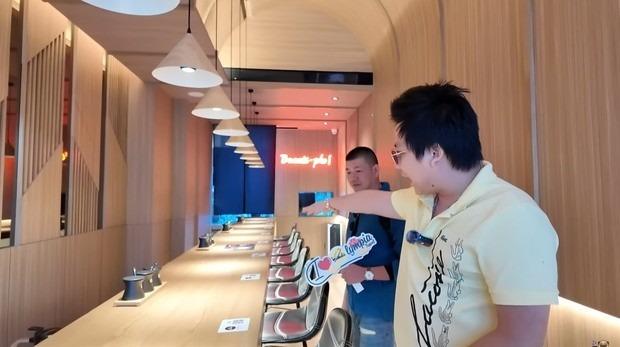 Khoa Pug gây bất ngờ khi dẫn bạn tới rì-viu quán phở của Chi Pu tại Thượng Hải-2