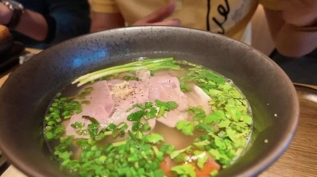 Khoa Pug gây bất ngờ khi dẫn bạn tới rì-viu quán phở của Chi Pu tại Thượng Hải-3