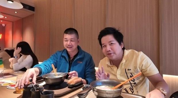 Khoa Pug gây bất ngờ khi dẫn bạn tới rì-viu quán phở của Chi Pu tại Thượng Hải-4