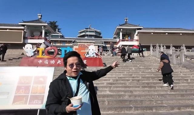 Khoa Pug gây bất ngờ khi dẫn bạn tới rì-viu quán phở của Chi Pu tại Thượng Hải-6