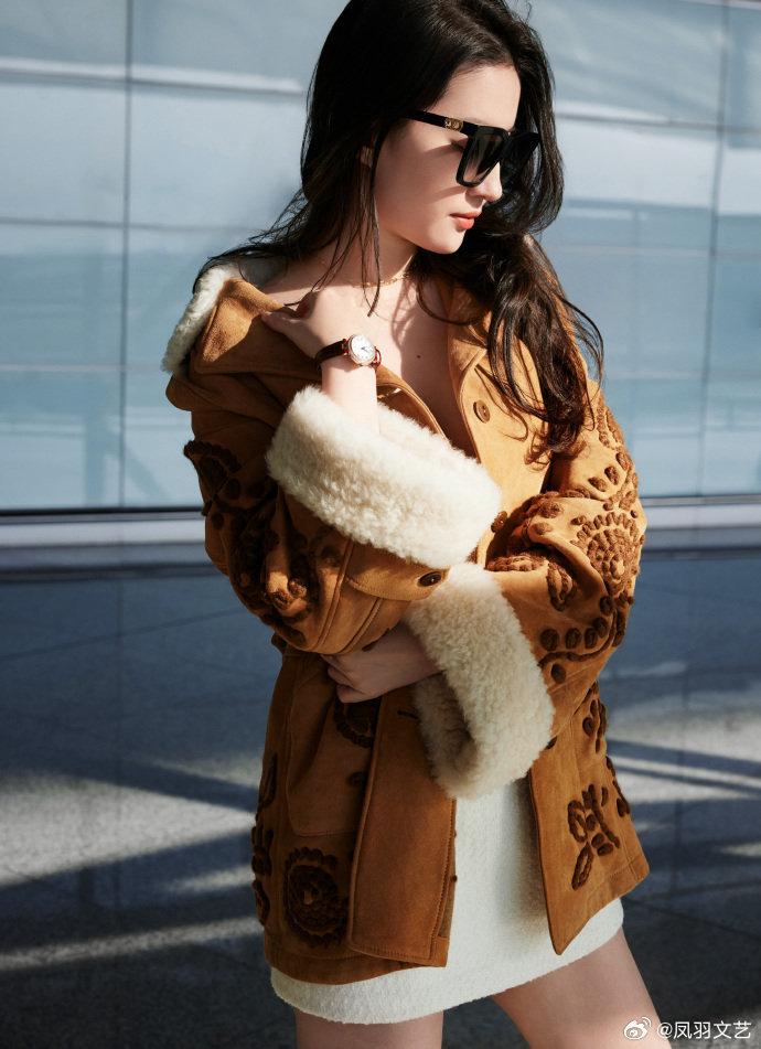 Phong cách trang điểm trà sữa đậu đỏ của Lưu Diệc Phi khi xuất hiện tại sân bay-1