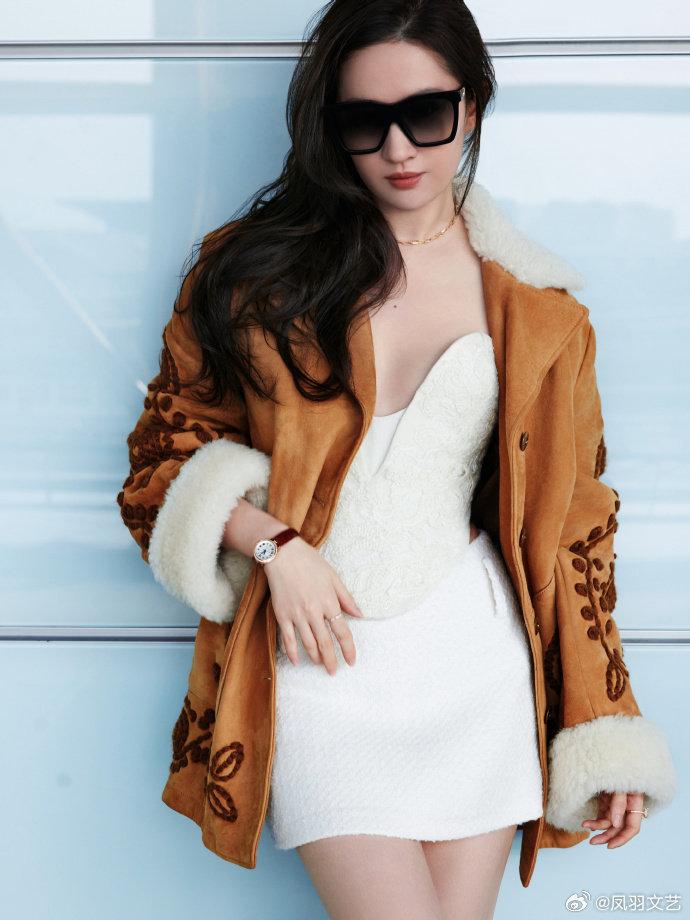 Phong cách trang điểm trà sữa đậu đỏ của Lưu Diệc Phi khi xuất hiện tại sân bay-2