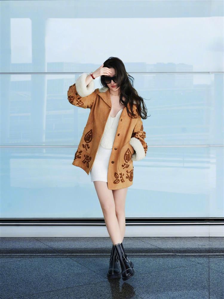 Phong cách trang điểm trà sữa đậu đỏ của Lưu Diệc Phi khi xuất hiện tại sân bay-3