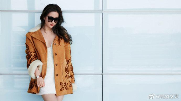 Phong cách trang điểm trà sữa đậu đỏ của Lưu Diệc Phi khi xuất hiện tại sân bay-4