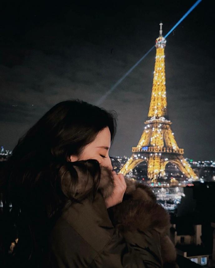 Phong cách trang điểm trà sữa đậu đỏ của Lưu Diệc Phi khi xuất hiện tại sân bay-5