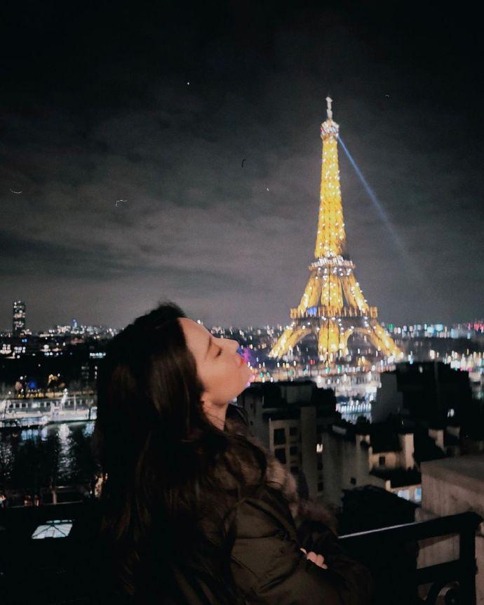 Phong cách trang điểm trà sữa đậu đỏ của Lưu Diệc Phi khi xuất hiện tại sân bay-6