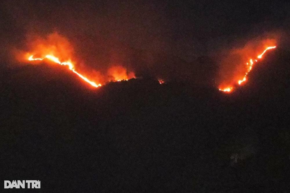 Trận mưa vàng dập tắt hoàn toàn đám cháy lớn trên núi Cô Tiên-1