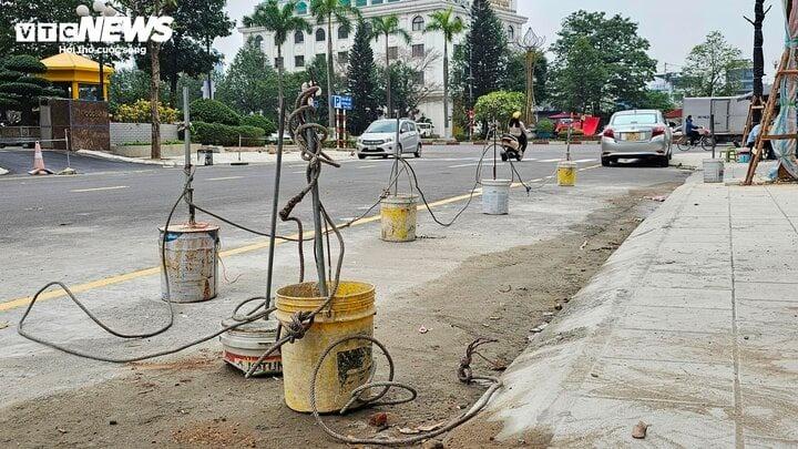 Nhiều ô tô bị cào xước thân xe, cắm đinh vào lốp khi đỗ ven đường TP Bắc Ninh-3