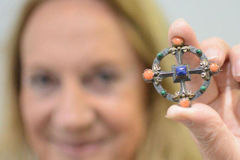 Chiếc trâm cài tóc mua ở chợ bất ngờ được trả giá nửa tỷ-1