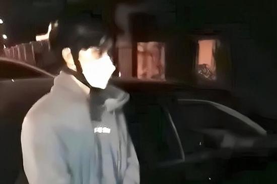 Bình Định: Tạm giữ nam thanh niên 12 lần đập kính ô tô, trộm cắp tài sản