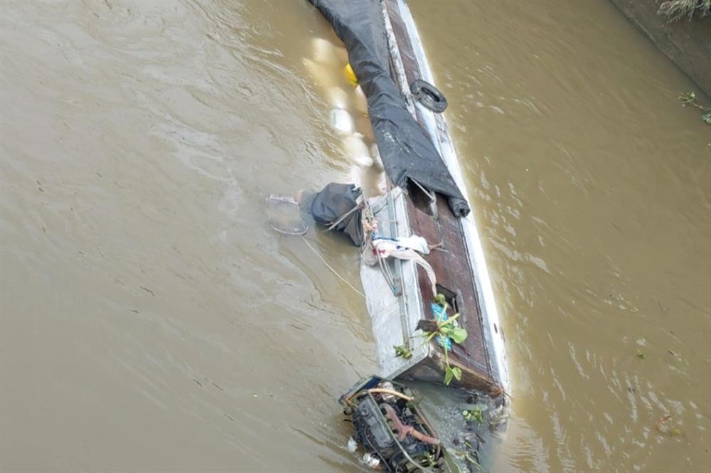 Lật ghe chở 23 tấn gạo, đôi vợ chồng may mắn thoát chết-2