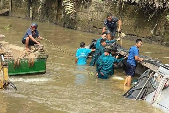 Lật ghe chở 23 tấn gạo, đôi vợ chồng may mắn thoát chết