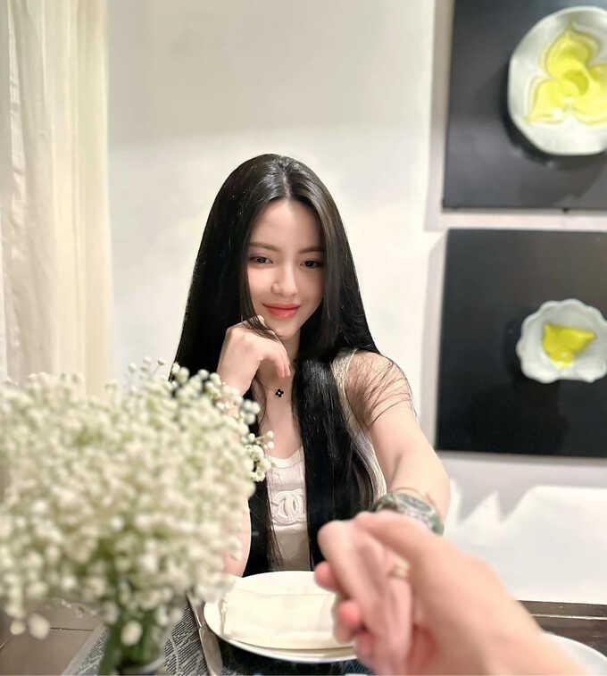 Tuyệt chiêu giúp Chu Thanh Huyền sở hữu mái tóc đen dài, óng ả-1