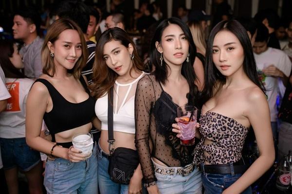 Du khách tới Thái Lan gọi điện thoại khoe đi massage trong chùa có giá rẻ-5