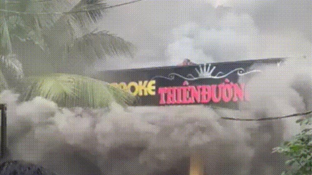 Khói lửa bao trùm quán karaoke, nhiều người bỏ chạy thoát thân-1
