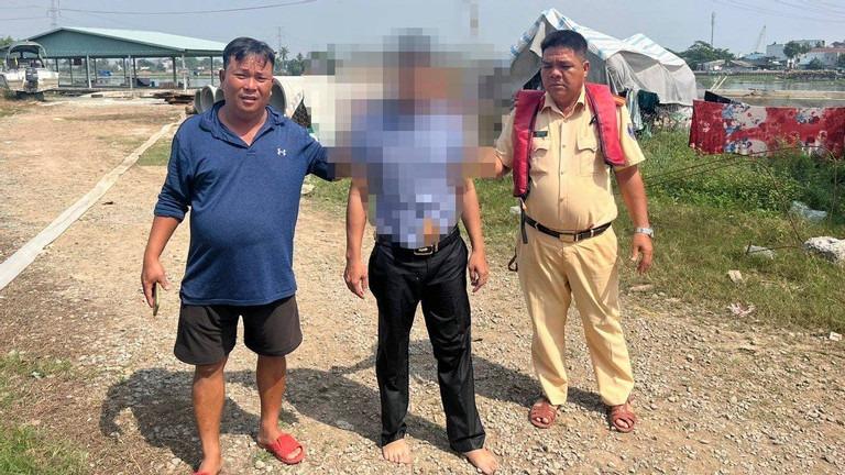 CSGT cứu người đàn ông nhảy cầu tự tử ở Long An-1