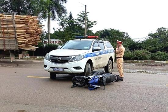 Va chạm với ô tô tuần tra của CSGT, người đi xe máy tử vong