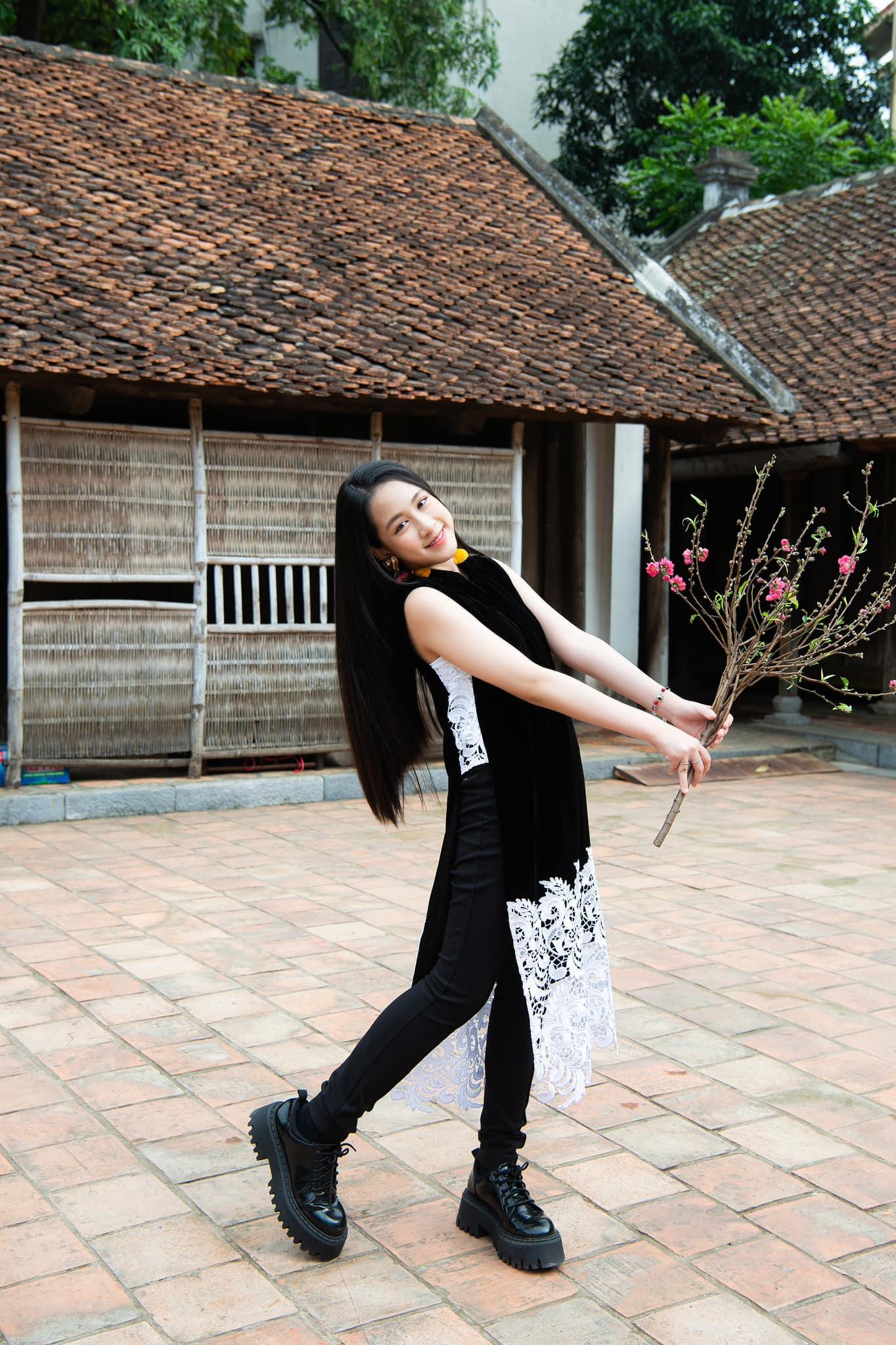 BTV Hoài Anh lần đầu đưa con gái tới trường quay, hai mẹ con đọ sắc cực xịn-5