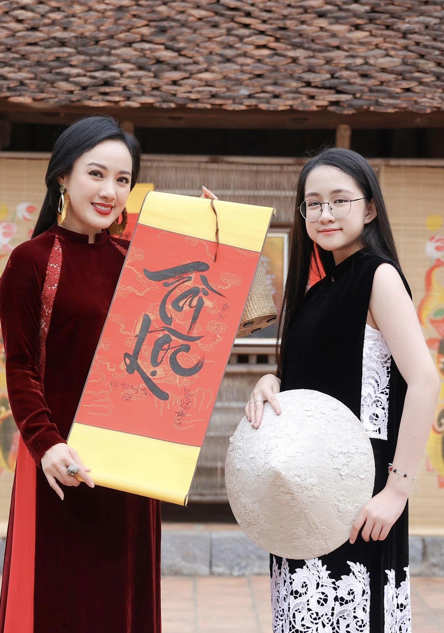 BTV Hoài Anh lần đầu đưa con gái tới trường quay, hai mẹ con đọ sắc cực xịn-2