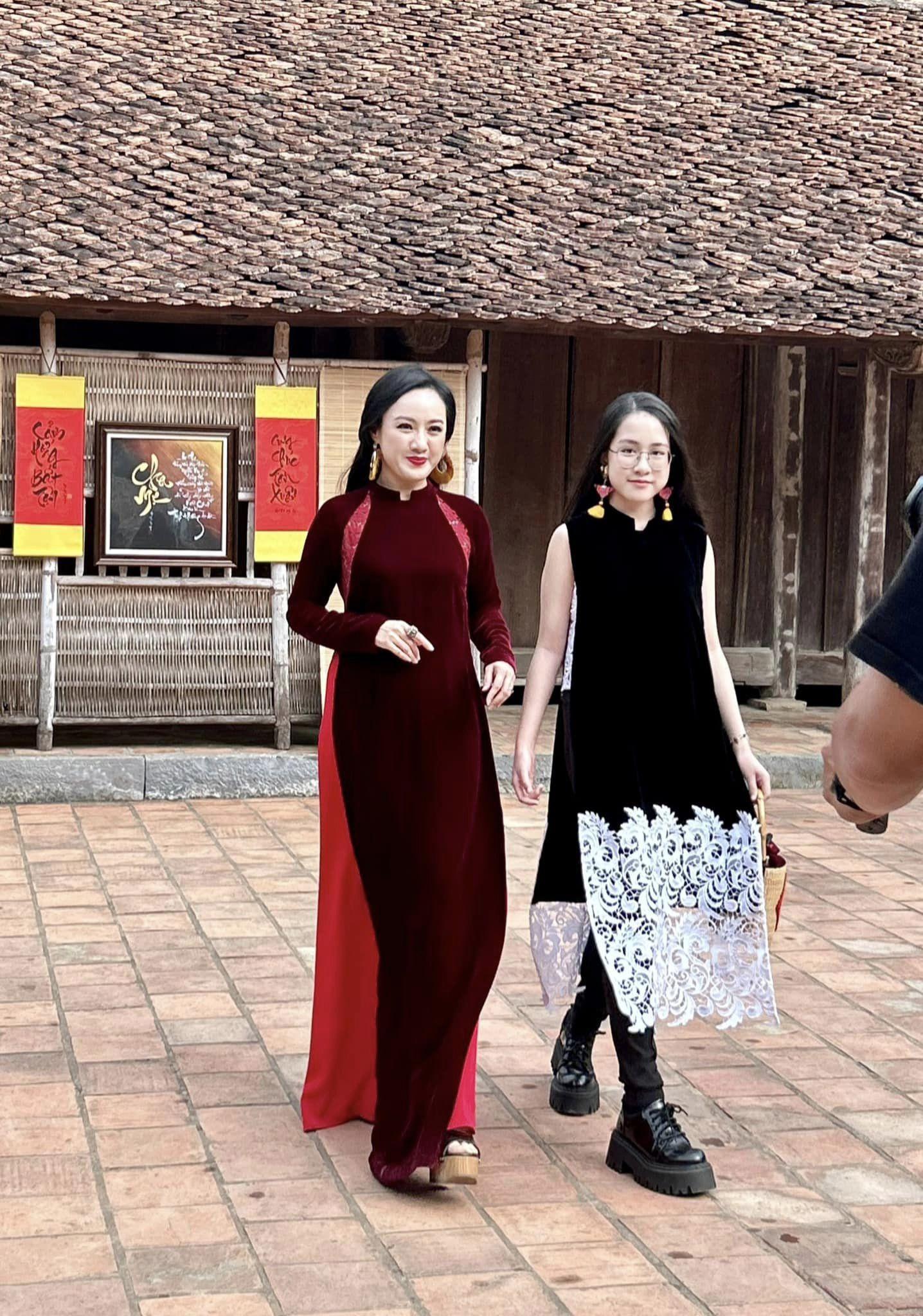 BTV Hoài Anh lần đầu đưa con gái tới trường quay, hai mẹ con đọ sắc cực xịn-4