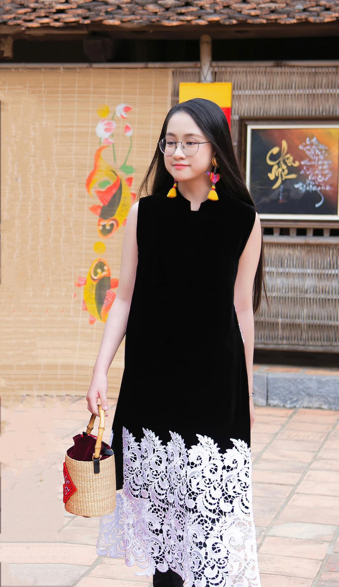 BTV Hoài Anh lần đầu đưa con gái tới trường quay, hai mẹ con đọ sắc cực xịn-6