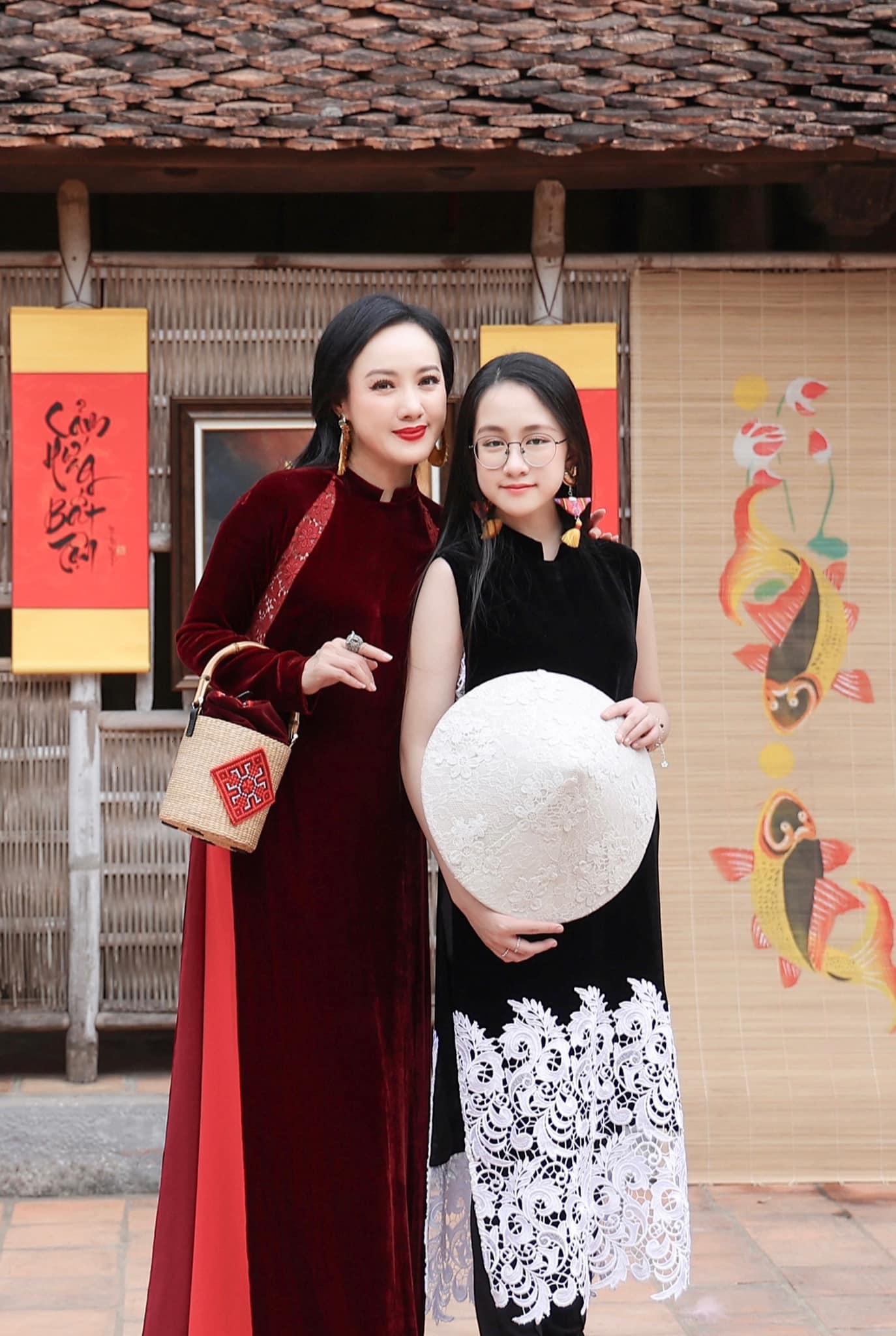 BTV Hoài Anh lần đầu đưa con gái tới trường quay, hai mẹ con đọ sắc cực xịn-3