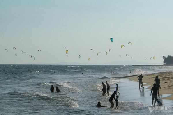 Du khách chi hàng triệu đồng chơi lướt ván diều cảm giác mạnh tại Mũi Né-1