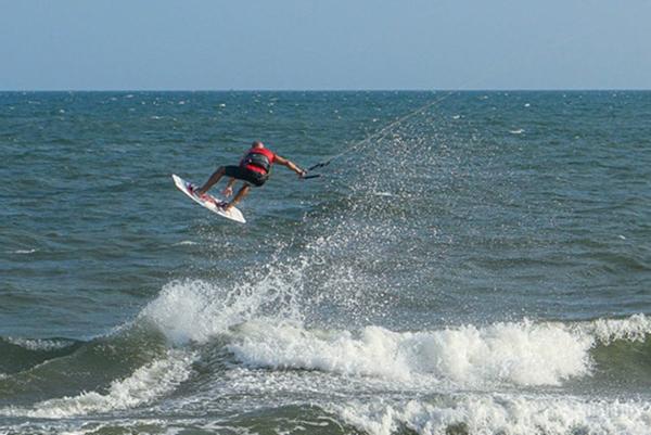 Du khách chi hàng triệu đồng chơi lướt ván diều cảm giác mạnh tại Mũi Né-2