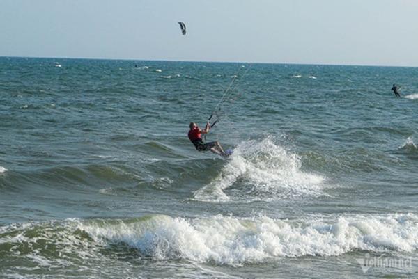 Du khách chi hàng triệu đồng chơi lướt ván diều cảm giác mạnh tại Mũi Né-3