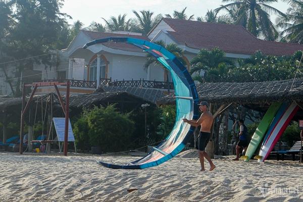 Du khách chi hàng triệu đồng chơi lướt ván diều cảm giác mạnh tại Mũi Né-4