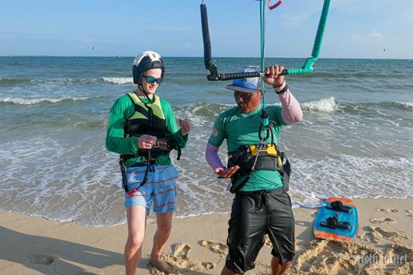 Du khách chi hàng triệu đồng chơi lướt ván diều cảm giác mạnh tại Mũi Né-6