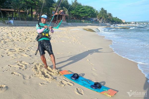 Du khách chi hàng triệu đồng chơi lướt ván diều cảm giác mạnh tại Mũi Né-7