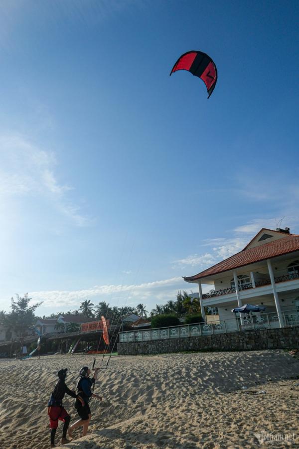 Du khách chi hàng triệu đồng chơi lướt ván diều cảm giác mạnh tại Mũi Né-8