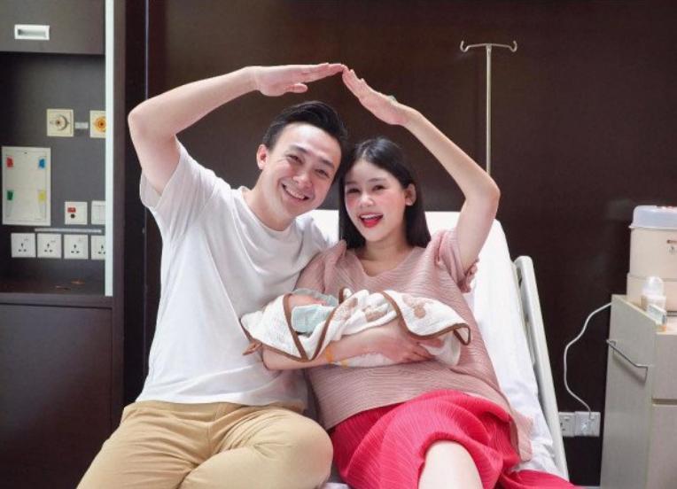 Hoa hậu Lê Âu Ngân Anh hé lộ cuộc sống bỉm sữa sau khi sinh, không ngại phơi bày nhan sắc thật-1