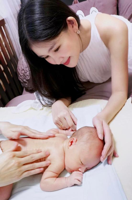 Hoa hậu Lê Âu Ngân Anh hé lộ cuộc sống bỉm sữa sau khi sinh, không ngại phơi bày nhan sắc thật-3