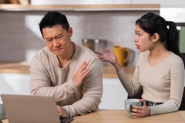 Ngày giỗ vợ, tôi đau lòng nên uống say mèm, nửa đêm choàng dậy hoảng hốt thấy người phụ nữ hì hục làm việc này-2