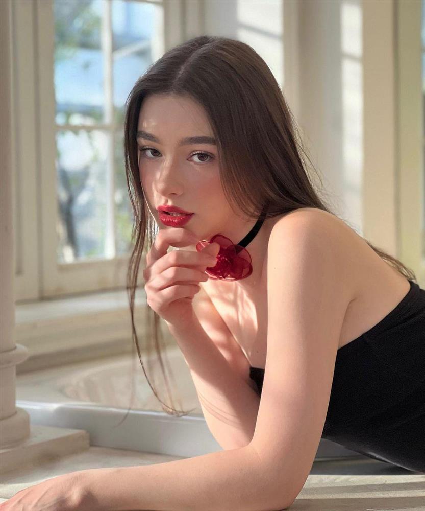 Búp bê Nga đẹp nhất thế giới mặc khoe eo thon, da trắng ở tuổi trưởng thành-1